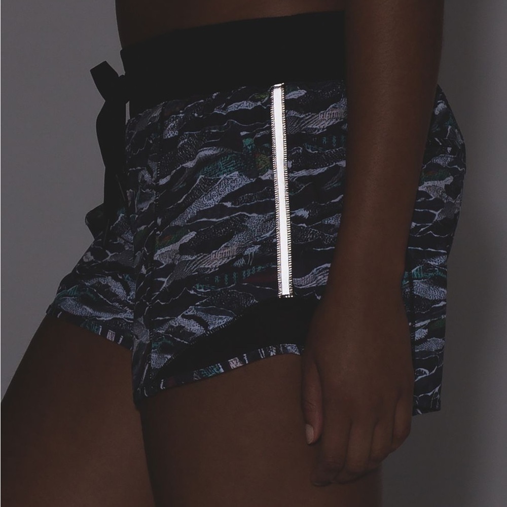LULULEMON Hotty Hot Short (Long  4")
Mini Sweatr Multi Black / Black - Picture 8 of 11